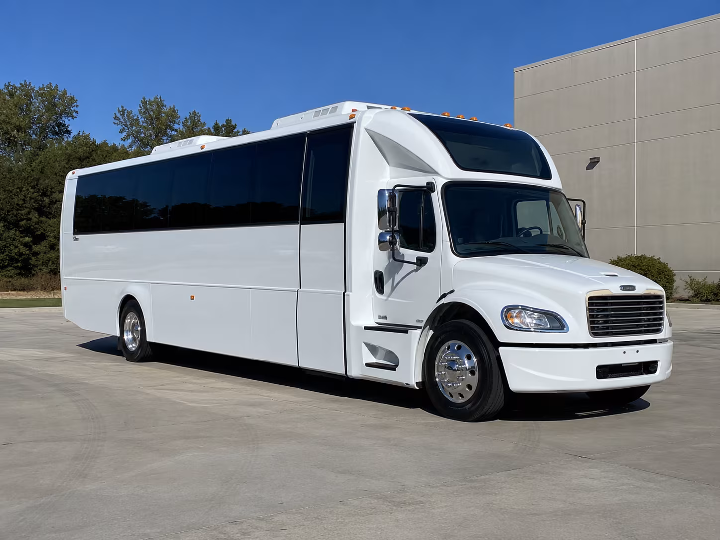 concert shuttle buses for groups heading to michigan lottery amphitheatre