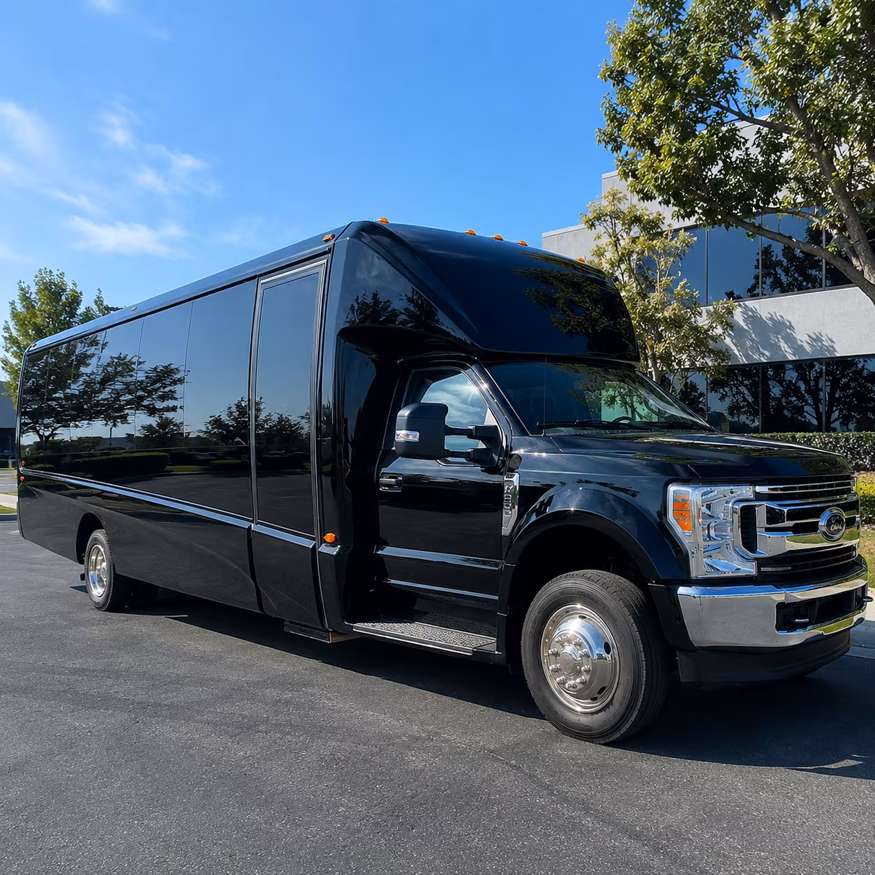 convention shuttle bus loops connecting warren and downtown detroit